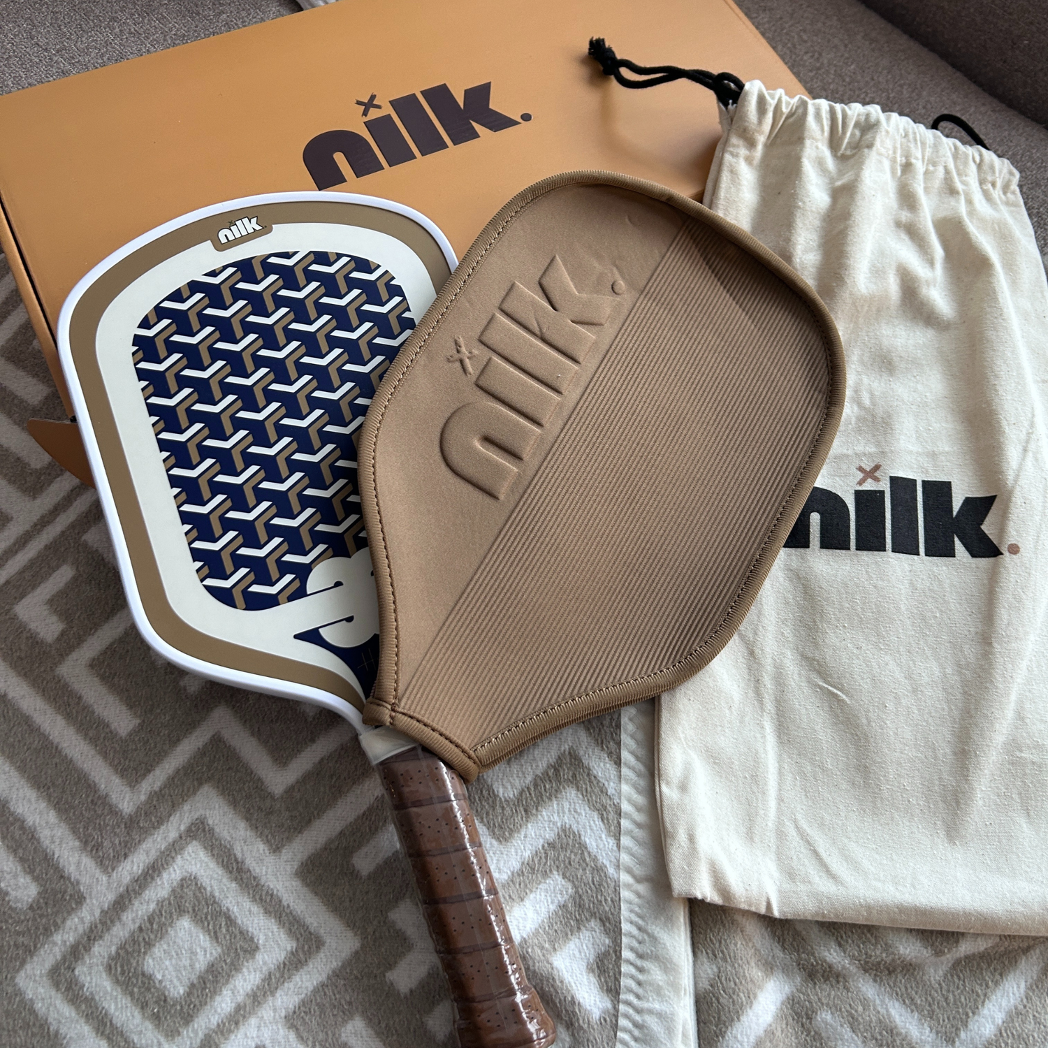 Tan Coco | Raquette de pickleball NILK Signature - Idéale pour les joueurs de niveau intermédiaire